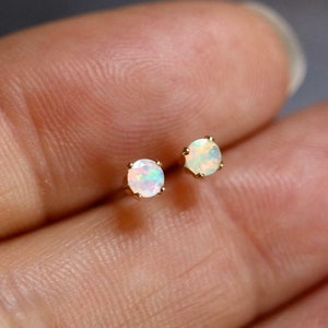 Pendientes de ópalo natural, pequeños pendientes, delicados pendientes, minimalistas, de ópalo de fuego, pendientes de ópalo blanco, piedra de nacimiento de octubre, pequeños pendientes redondos con forma de punto.