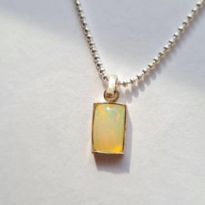 Pendentif opale en argent sterling, collier pendentif opale naturelle en argent, bijoux opale pour femme, pendentif opale de feu, jolie opale minimale délicate.