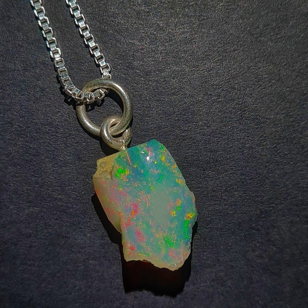 Collier opale brute en argent sterling, collier avec pendentif opale brute éthiopienne naturelle, pendentif opale brute, opale brute, breloque en cristal, cadeau pour maman.
