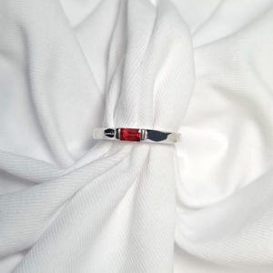 Anello minimalista in granato, anello in argento sterling 925 con granato, anello baguette in granato naturale, anello impilabile in granato AAA per figlia, regalo per la mamma