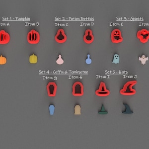 Op de afbeelding: Een set van tien Halloween-thema koekjesuitstekers, waaronder pompoenen, drankflesjes, geesten, een kist, een grafsteen en heksenhoeden. De uitstekers zijn rood, oranje, geel, blauw, groen en wit.