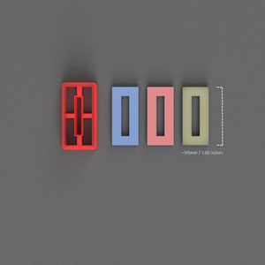 Puede incluir: Cuatro cortadores de galletas, uno rojo, uno azul, uno rosa y uno amarillo, cada uno con forma rectangular y un solo agujero en el centro. Los cortadores miden aproximadamente 38 mm de largo.