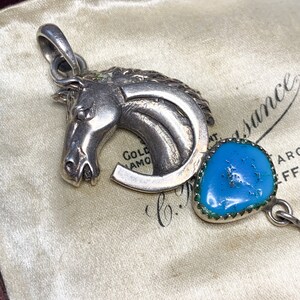 Ciondolo vintage a forma di cavallo in argento sterling: ferro di cavallo equestre, piuma, pietra blu immagine 4