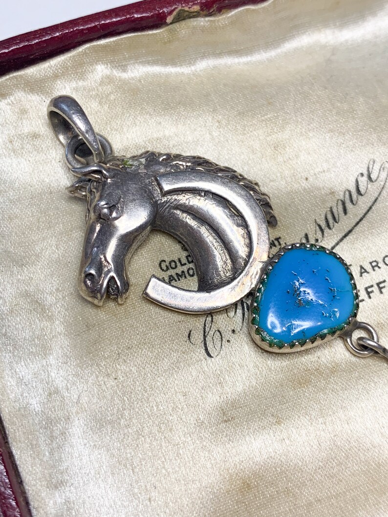 Ciondolo vintage a forma di cavallo in argento sterling: ferro di cavallo equestre, piuma, pietra blu immagine 4