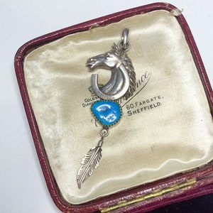 Ciondolo vintage a forma di cavallo in argento sterling: ferro di cavallo equestre, piuma, pietra blu immagine 8