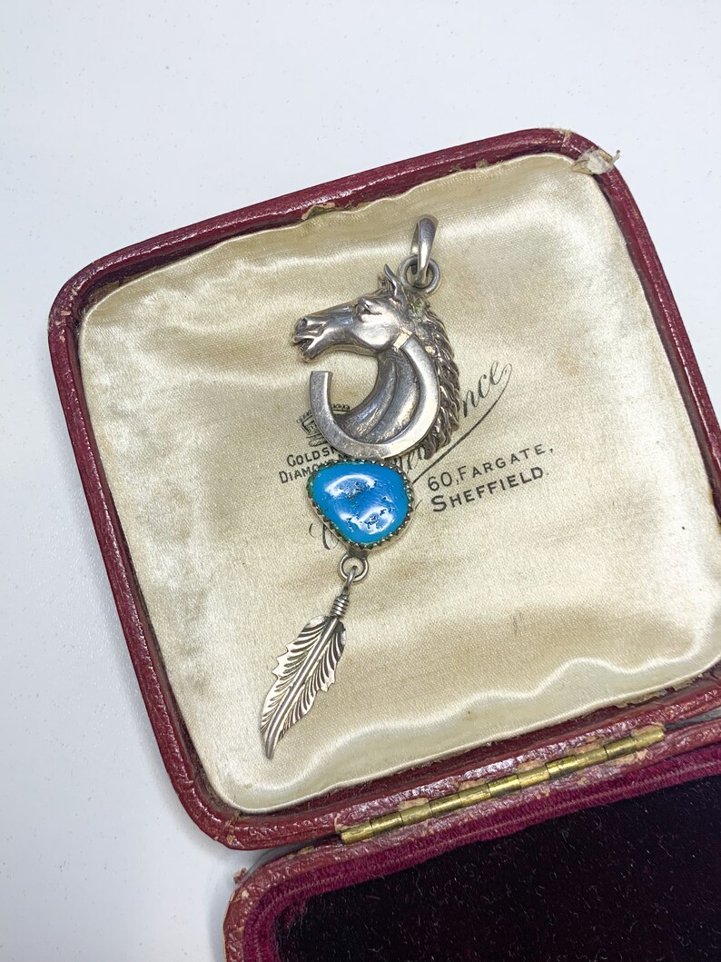 Ciondolo vintage a forma di cavallo in argento sterling: ferro di cavallo equestre, piuma, pietra blu immagine 8