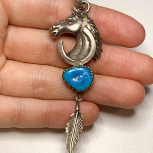 Ciondolo vintage a forma di cavallo in argento sterling: ferro di cavallo equestre, piuma, pietra blu immagine 1