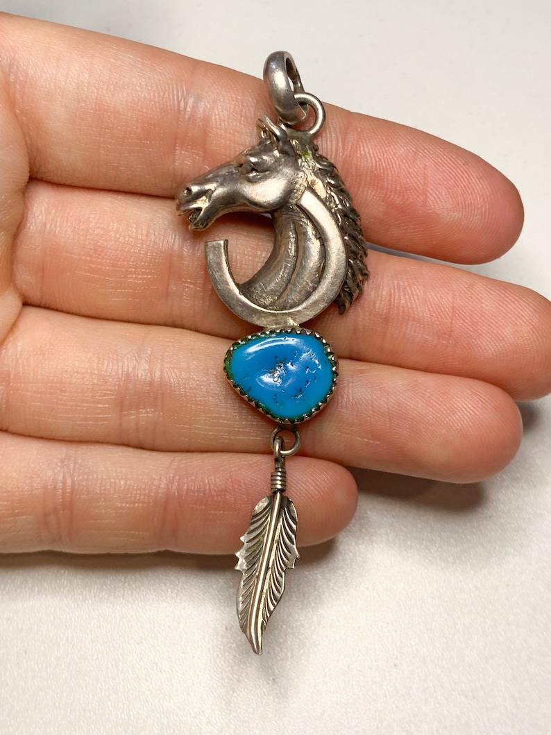 Ciondolo vintage a forma di cavallo in argento sterling: ferro di cavallo equestre, piuma, pietra blu immagine 1