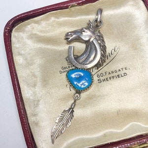 Ciondolo vintage a forma di cavallo in argento sterling: ferro di cavallo equestre, piuma, pietra blu immagine 2
