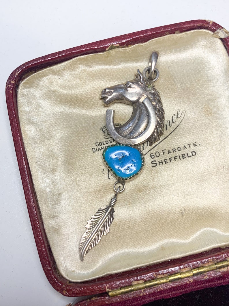 Ciondolo vintage a forma di cavallo in argento sterling: ferro di cavallo equestre, piuma, pietra blu immagine 2
