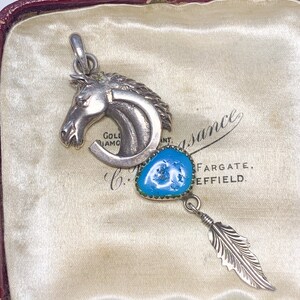 Ciondolo vintage a forma di cavallo in argento sterling: ferro di cavallo equestre, piuma, pietra blu immagine 3