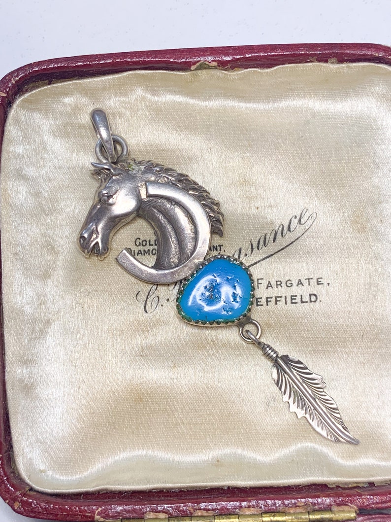 Ciondolo vintage a forma di cavallo in argento sterling: ferro di cavallo equestre, piuma, pietra blu immagine 3