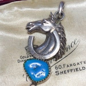 Ciondolo vintage a forma di cavallo in argento sterling: ferro di cavallo equestre, piuma, pietra blu immagine 7