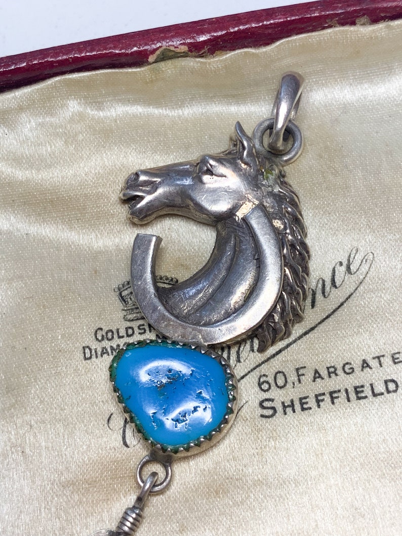Ciondolo vintage a forma di cavallo in argento sterling: ferro di cavallo equestre, piuma, pietra blu immagine 7