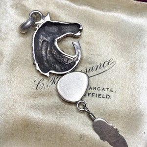 Ciondolo vintage a forma di cavallo in argento sterling: ferro di cavallo equestre, piuma, pietra blu immagine 9