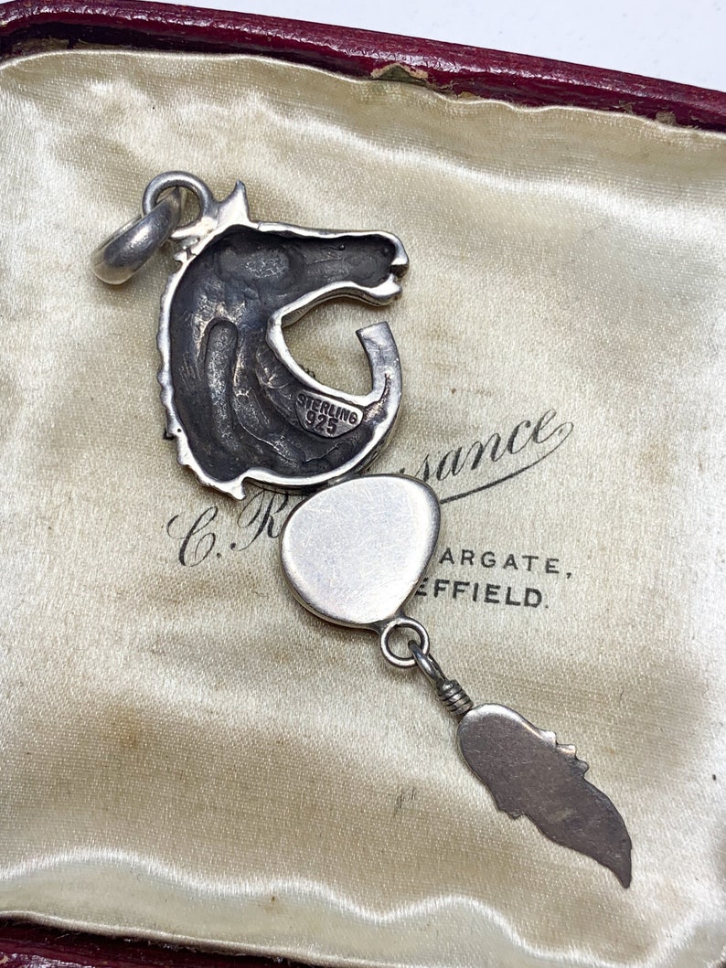 Ciondolo vintage a forma di cavallo in argento sterling: ferro di cavallo equestre, piuma, pietra blu immagine 9