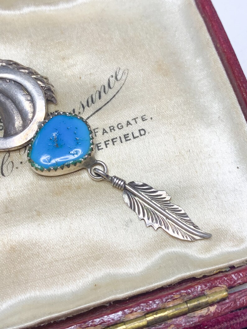 Ciondolo vintage a forma di cavallo in argento sterling: ferro di cavallo equestre, piuma, pietra blu immagine 5