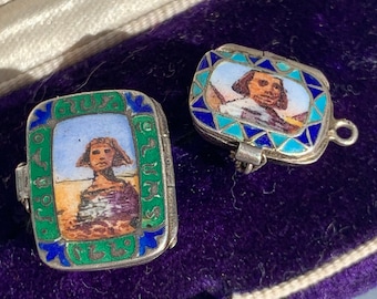 Antichi ciondoli in argento dorato stile revival egizio degli anni '20: faraone, piramidi