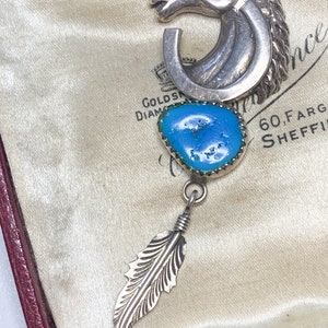 Ciondolo vintage a forma di cavallo in argento sterling: ferro di cavallo equestre, piuma, pietra blu immagine 6