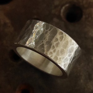 Handgemaakte gehamerde sterlingzilveren band: rustieke trouwring, matte afwerking, 10 mm