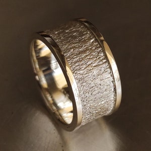 Getextureerde sterlingzilveren herentrouwring - jubileumring