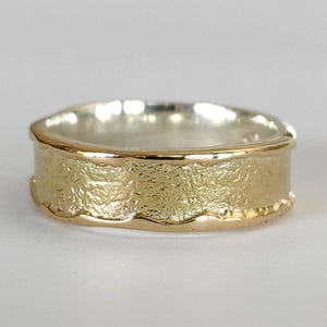 Gesmolten 14 kt gouden en zilveren trouwring: tweekleurige band, handgemaakte organische ring, 6 mm