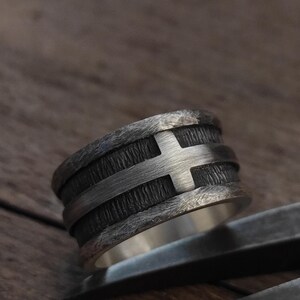 Anillo de cruz rústica de plata de ley, anillo cristiano: alianza de boda para hombre hecha a mano - 12 mm imagen 11