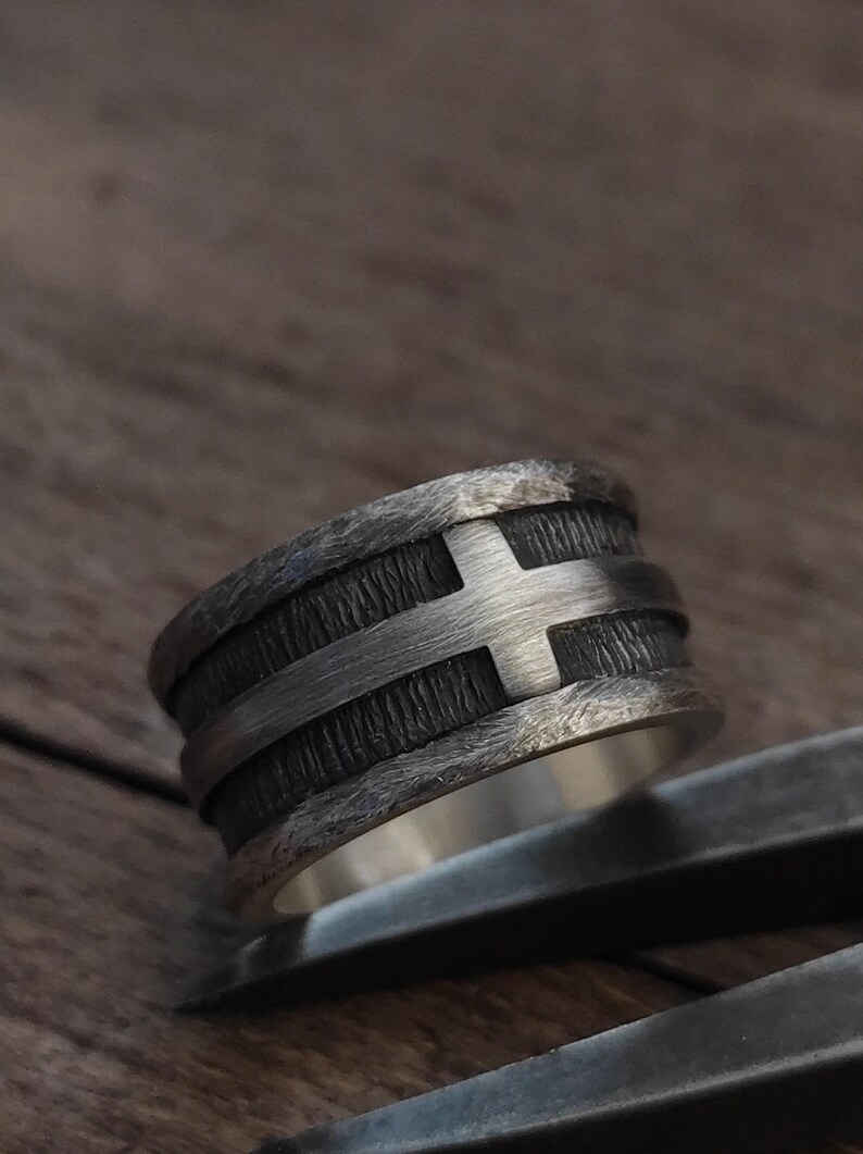 Anillo de cruz rústica de plata de ley, anillo cristiano: alianza de boda para hombre hecha a mano - 12 mm imagen 11