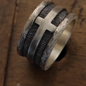 Anillo de cruz rústica de plata de ley, anillo cristiano: alianza de boda para hombre hecha a mano - 12 mm imagen 8