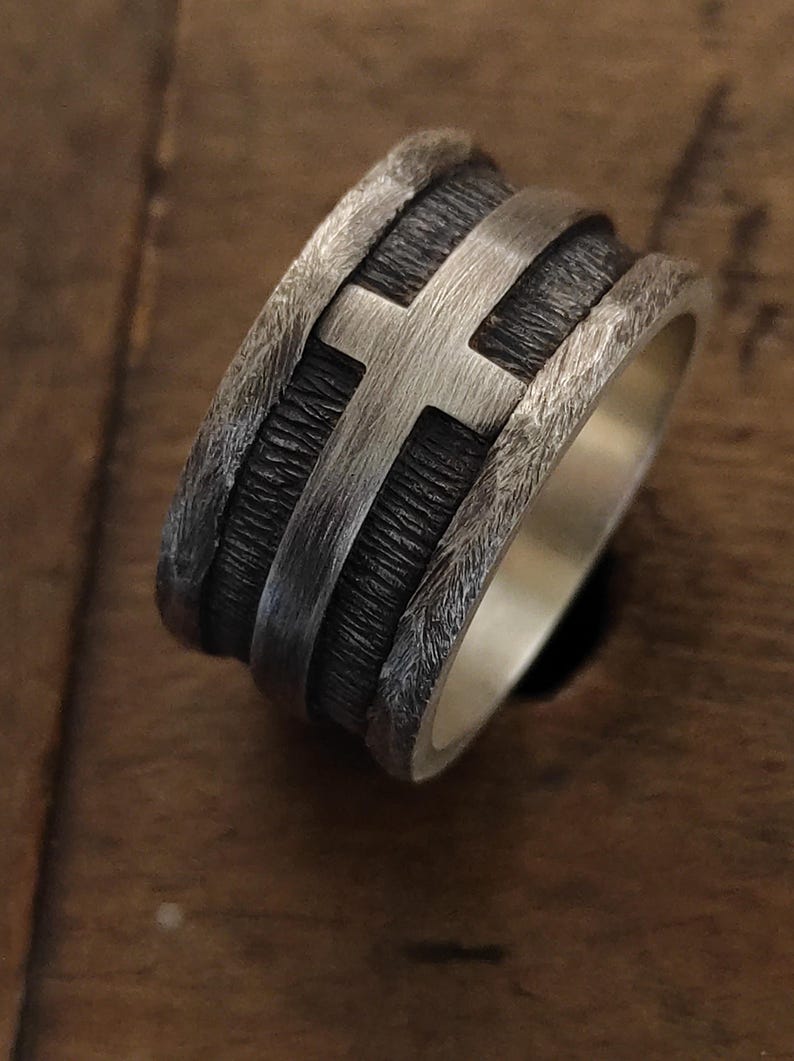 Anillo de cruz rústica de plata de ley, anillo cristiano: alianza de boda para hombre hecha a mano - 12 mm imagen 8