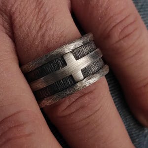 Anillo de cruz rústica de plata de ley, anillo cristiano: alianza de boda para hombre hecha a mano - 12 mm imagen 6