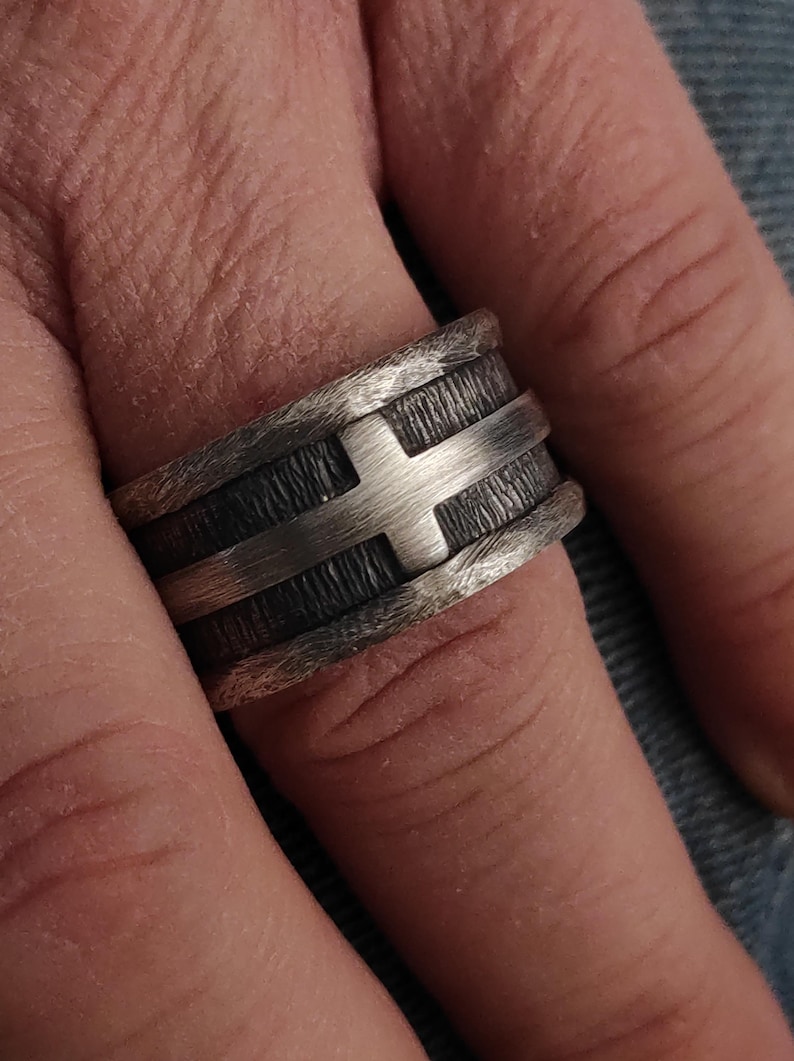 Anillo de cruz rústica de plata de ley, anillo cristiano: alianza de boda para hombre hecha a mano - 12 mm imagen 6