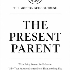 Peut inclure: Couverture de livre avec le titre "THE PRESENT PARENT" en lettres noires en gras. La couverture comprend également le texte "THE MODERN SCHOOLHOUSE" et les phrases "What Being Present Really Means" et "Why Your Attention Matters More Than Anything Else."