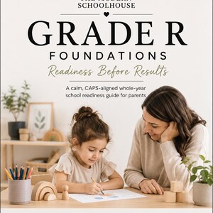 Könnte beinhalten: Buchcover für "Grade R Foundations" von The Modern Schoolhouse. Das Bild zeigt eine Mutter und ein Kind an einem Tisch, wobei das Kind zeichnet. Der Text auf dem Cover enthält "Readiness Before Results" und andere unterstützende Texte.