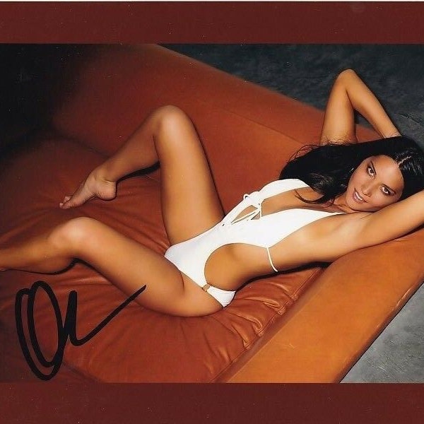 Olivia munn signed autographed photo