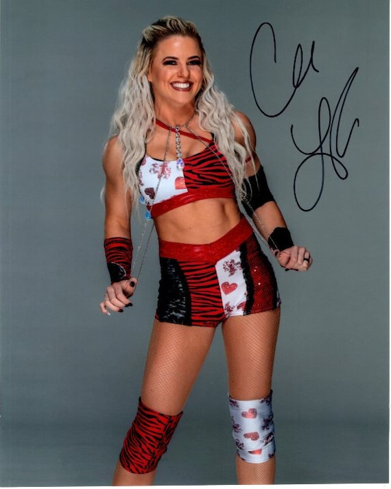 赤い怪物　ケイン　直筆サイン色紙（WWEスーパースター　外国人プロレスラー） キャンディス・レラエのサイン入り 8x10 WWE レスリング レスラー写真