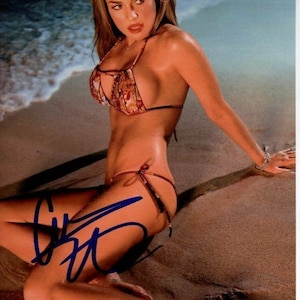 Carmen Electra assinou foto autografada 8x10