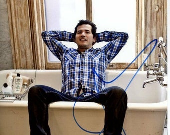 ジョン・レグイザモのサイン入り 8x10 ER ドクター・ビクター