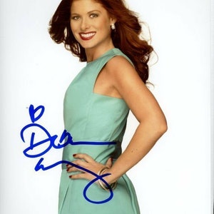 Debra Messing firmó una foto autografiada de 8x10