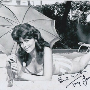 Gesigneerde gesigneerde foto van 8 x 10 door Tina Louise