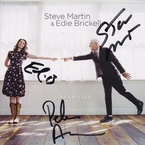 Puede incluir: Una portada de CD firmada por Steve Martin y Edie Brickell, con el título del álbum "So Familiar" impreso debajo de sus firmas.