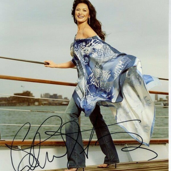 Catherine Zeta-Jones signed autographed 8x10 photo ( wife of michael douglas )