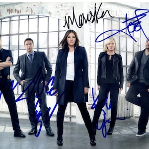 Law & Order: SVU signed 8X10 cast photo ( mariska hargitay kelli giddish raul esparza ice t and peter scanavino )