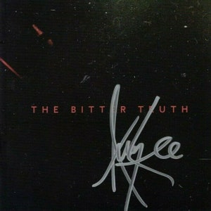 Peut inclure: Signature noire et blanche de "Kylee" sur un fond noir avec le texte "THE BITTR TRUTH" en rouge.