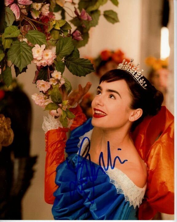 リリーコリンズ　直筆サイン入り書籍 リリー・コリンズ自筆サイン入写真（2） Lily Collins