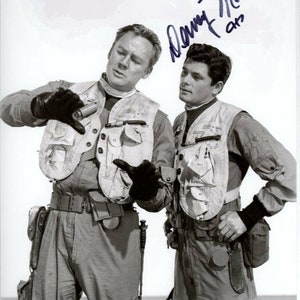 Dewey Martin a signé 8 x 10 hommes dédicacés de la femme combattante avec photo de Van Johnson