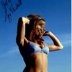 Suzy Kendall ondertekende gesigneerde 8x10 sexy bikinifoto