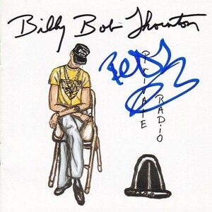 Puede incluir: Una ilustración dibujada a mano de un hombre con una camisa amarilla y un sombrero sentado en una silla. El hombre sostiene un micrófono. La imagen está firmada "Billy Bob Thornton" y "Private Radio".