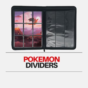 Op de afbeelding: Zwarte map met ritssluiting met doorzichtige kaarthoesjes en een kleurrijke illustratie van een draak die over een vulkaan vliegt. De tekst "Pokemon Dividers" is in rood en zwart gedrukt.