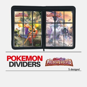 Può includere: Raccoglitore nero per carte Pokémon con due pagine aperte che mostrano illustrazioni colorate. Il testo "POKEMON DIVIDERS" è in rosso e bianco, con "PALDEA EVOLVED" in un logo sottostante. L'immagine indica anche "5 designs!"